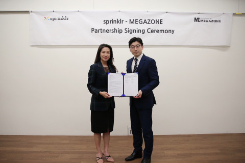 왼쪽부터 스프링클러 고주연 한국 지사장과 메가존 이주완 대표가 서울 강남구 메가존 본사에서 파트너십 체결 후 기념 촬영을 하고 있다