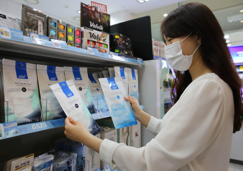 GS25에서 고객이 일회용 마스크를 살펴보고 있다
