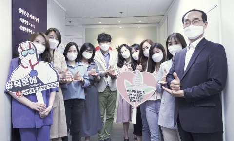 오른쪽 생명보험재단 송기정 상임이사와 임직원들이 코로나19 대응 위해 최전선에서 싸우는 의료진 응원 캠페인 덕분에 챌린지에 동참했다