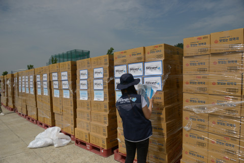 함께하는 사랑밭이 코로나19로 어려움을 겪고 있는 소외계층을 위해 즉석식품으로 구성된 구호물품 3273박스를 전달했다