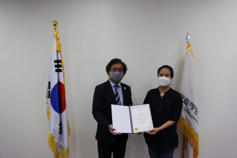 발령장을 전달하고 기념 촬영 중인 환성도 관장