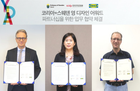 주한스웨덴대사관, 한국디자인진흥원, 이케아 코리아가 2020 ‘코리아+스웨덴 영 디자인 어워드’ 개최를 맞아 향후 파트너십을 위해 업무협약 양해각서를 체결했다. 왼쪽부터 디지털로 
