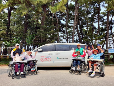 도시가스 민들레카를 지원받아 나들이를 진행 중인 한 노인복지기관(방주요양원)