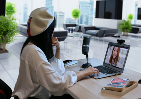 원격 사무실에서 상대가 보이지 않는 문제를 해결하고 관리자가 부서 업무 진행 상황을 파악하며 다국적 회의를 효과적으로 진행할 수 있는지는 화상 회의 시스템이 제대로 갖춰져 있는가에