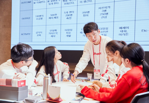 SK SUNNY 리더그룹 워크숍에서 리더 써니들이 활발하게 토론을 하고 있다