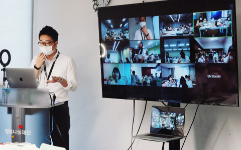 2020년 5월 진행한 SK SUNNY 리더그룹 온, 오프라인 워크숍은 사회적 거리 두기에 참여하기 위해 전국 10개 지역의 리더 써니들이 온라인 화상 회의 프로그램을 통해 회의에