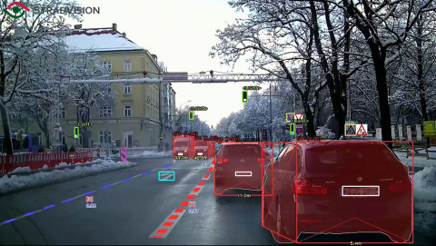스트라드비젼이 개발한 자율주행 소프트웨어 에스브이넷(SVNet)으로 거리 위 차선, 신호등·표지판, 물체, 주행 가능 공간 등을 감지하고 인식해 판별하는 모습