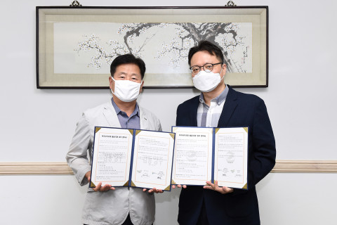 왼쪽부터 성열원 양주시 복지문화국장과 전승호 GS리테일 영업지역팀장이 복지 사각지대 발굴 지원을 위한 업무협약체결을 진행하고 기념촬영을 하고 있다