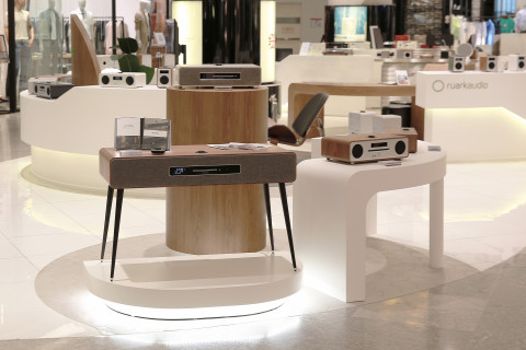 영국 하이엔드 라이프스타일 음향 브랜드 루악오디오가 잠실 롯데백화점에 국내 첫 플래그십 스토어를 오픈했다