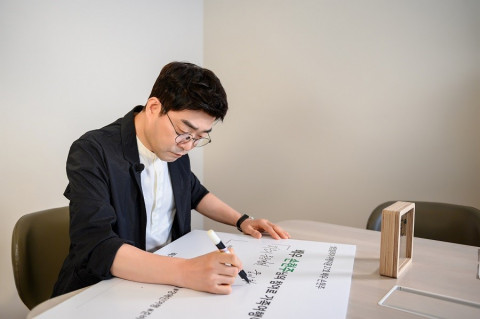 ‘모범배우’ 손현주가 장애인 여행 활성화를 위한 초록여행 셀럽릴레이 시즌 1 피날레를 장식했다