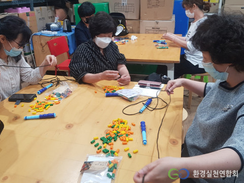 환경실천연합회 ‘시니어의 장난감 재활용 교육’을 통해 자원순환 교육 중인 시니어