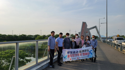 광주광역시교통약자이동지원센터가 광주천 가꾸기에 참여했다