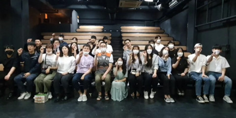 해피기버가 인연극단과 함께 연극 개같은 자식들을 진행했다