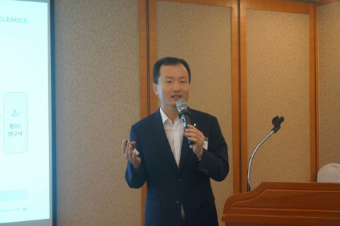 여의도에서 개최된 기자간담회에서 셀레믹스 이용훈 대표이사가 코스닥 시장 상장에 따른 향후 성장 전략 및 비전을 발표하고 있다