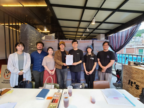 트래쉬버스터즈 곽재원 대표와 MYSC 김정태 대표가 트래쉬버스터즈-MYSC 협약식에서 사진 촬영을 하고 있다