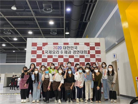 신구대학교 원예디자인과 2학년 맹아윤, 이가영 학생이 2인 1조로 플라워, 테이블세팅 경연 부문에 출전해 동서양의 조화가 담긴 테이블데코레이션을 선보이며 최우수-금상을 수상했다