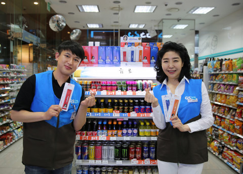 왼쪽부터 GS25 직원과 의학박사 여에스더가 함께 에스더 포뮬러를 소개하고 있다