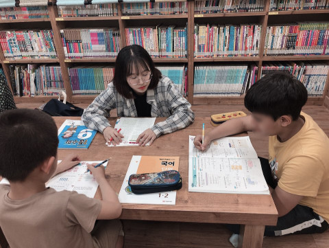 명지대 공정오 학생이 지역아동센터에 파견돼 아이들에게 학습 지도를 하고 있다