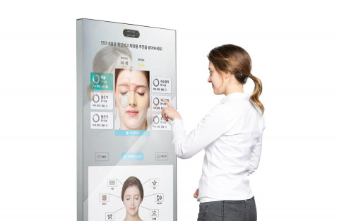 비대면 피부 맞춤형 서비스가 가능한 스마트 미러 ‘루미니 키오스크 V2'