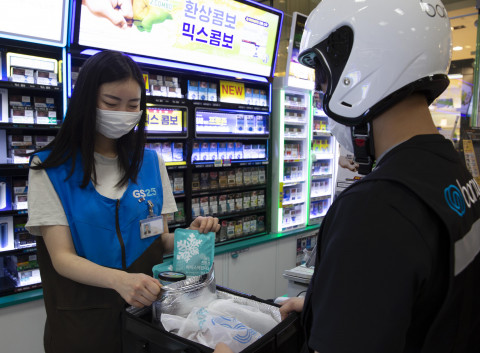 GS25가 자체 개발한 보냉백과 친환경 아이스팩을 활용해 아이스크림 배달 서비스를 선보였다