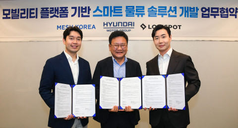 왼쪽부터 로지 스팟 박재용 공동대표, 현대·기아차 모빌리티플랫폼 사업실장 권오륭 상무, 메쉬코리아 유정범 대표가 스마트 물류 솔루션 개발을 위한 업무협약을 체결하고 기념촬영을 하고