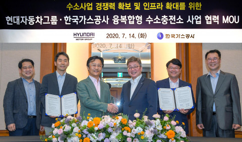 왼쪽 세 번째부터 현대차그룹 지영조 사장, 가스공사 채희봉 사장이 업무 협약 체결 후 기념촬영을 하고 있다