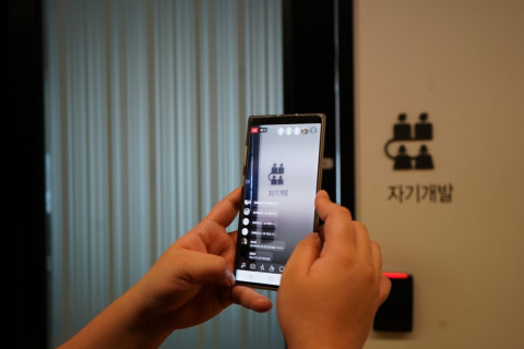 안랩이 전국을 대상으로 온라인 견학 프로그램 라이브 견학의 참가자를 모집한다