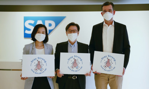 왼쪽부터 하경남 SAP 코리아 파트너, 이성열 SAP 코리아 대표이사, 얀 페터 울 SAP 코리아 최고재무책임자가 스테이 스트롱 캠페인 참여 기념 촬영을 하고 있다