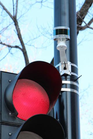 벨로다인 라이더 센서를 탑재한 블루시티 테크놀로지 솔루션은 신호등에 다모드 교통 데이터와 분석을 제공해 실시간 도로 안전과 이동성을 강화한다