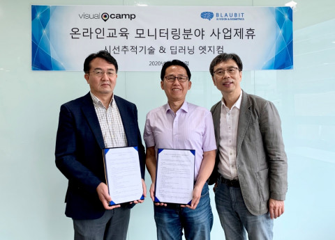 왼쪽부터 블라우비트 김의선 대표, 비주얼캠프 석윤찬 대표, 박재승 이사가 업무협약을 체결한 후 기념 촬영을 하고 있다