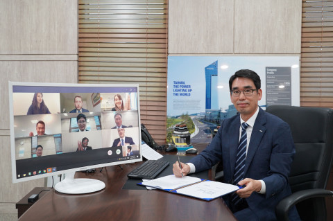 대한전선과 내셔널그리드의 주요 임원이 참석한 가운데 LPT2 프로젝트 계약을 온라인 화상 서명식으로 체결하고 기념촬영을 하고 있다