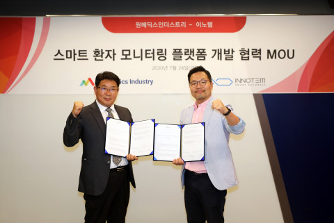 왼쪽부터 이노템 고상욱 대표이사와 원메딕스인더스트리 한상호 대표이사가 MOU 체결 후 기념 촬영을 하고 있다