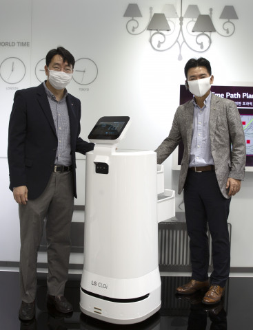 김성기 GS리테일 상무와 정원진 LG전자 상무가 로봇을 통해 배송하는 서비스 론칭 위해 협약을 체결하고 기념촬영을 하고 있다