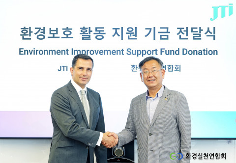 왼쪽부터 호세 아마도르 JTI코리아 대표와 이경율 환경실천연합회 회장이 기부금 전달식을 갖고 기념촬영을 하고 있다