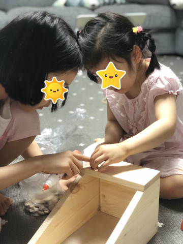 숲 체험에 참여한 가족이 목공예체험으로 제공된 화분 걸이를 만들고 있다