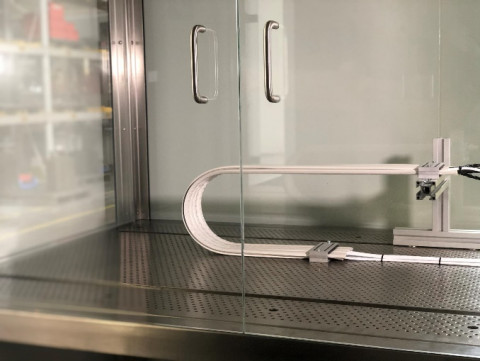 ISO 14644-14에 따라 라미나 플로우(laminar flow) 박스에서 수행되는 e스킨 플랫 테스트