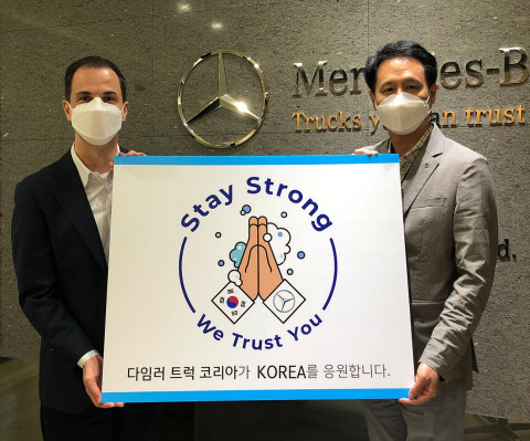 왼쪽부터 벤자민 반자프 최고재무책임자, 다임러 트럭 코리아 조규상 대표이사가 스테이 스트롱 캠페인에 동참하고 있다
