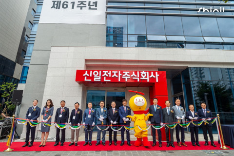 신일전자가 창립 61주년 및 신사옥 오픈 기념식을 열고, 참석자들이 테이프 컷팅을 하고 있다. 김영 회장(왼쪽 일곱 번째), 정윤석 대표이사(왼쪽 여덟 번째), 오영석 부사장(왼쪽