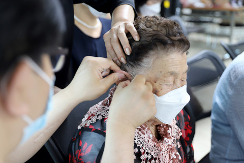 팔도강산소리찾기 사업으로 보청기를 지원받은 어르신에게 보청기 착용법을 설명하고 있다