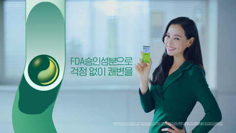 둘코락스가 배우 이하늬와 모델 재계약 및 신규 광고를 공개했다