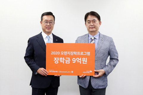 왼쪽부터 오렌지희망재단 정문국 이사장과 초록우산 어린이재단 홍창표 부회장이 기부금 전달식을 갖고 기념 촬영을 하고 있다