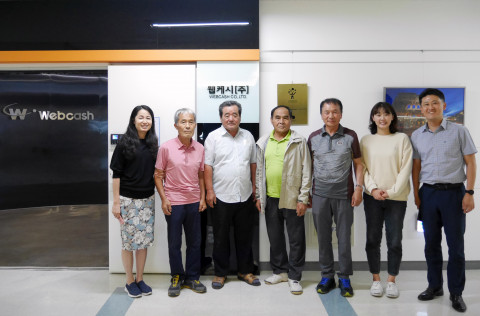올 7월 웹케시그룹 본사를 방문한 하청마을 농민들과 웹케시그룹 임직원이 기념 촬영을 하고 있다