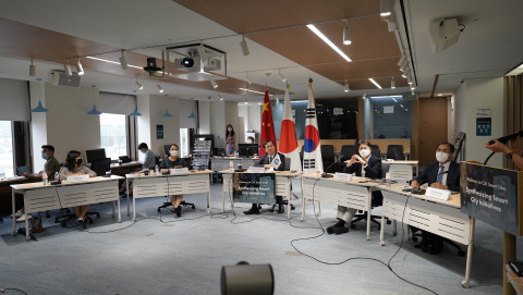 한중일 3국 협력사무국 관계자들이 온라인 세미나를 통해 대화를 나누고 있다