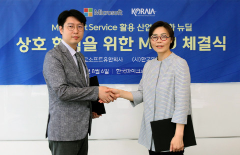 왼쪽부터 한국인공지능협회 회장 김현철, 한국마이크로소프트 김현정 본부장이 업무 협약을 체결하고 기념촬영을 하고 있다