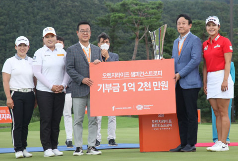 왼쪽에서 세번째 오렌지라이프 정문국 대표이사 사장과 왼쪽에서 네번째 국제백신연구소 한국후원회 이병건 이사장이 챔피언스트로피 참가 선수들과 함께 후원금 전달식을 갖고 기념촬영을 하고