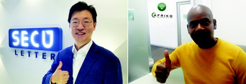 시큐레터 임차성 대표와 아프리코 케니 므지자 대표가 비대면으로 진행한 파트너십 체결식 후 기념 포즈를 취하고 있다