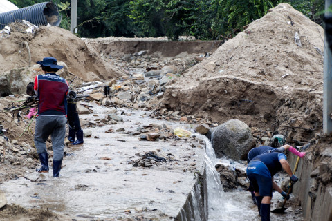 수해를 입은 산으실 마을에서 봉사활동 중인 함께하는 사랑밭 봉사단