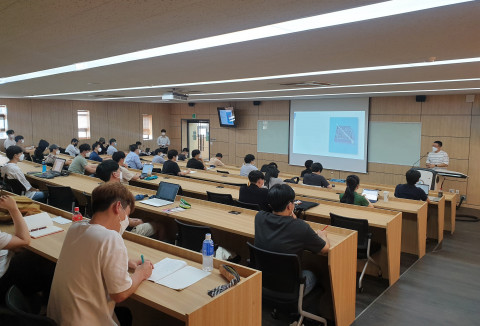 문피아 광주 아카데미 1기 수강생들이 강의에 집중하고 있다