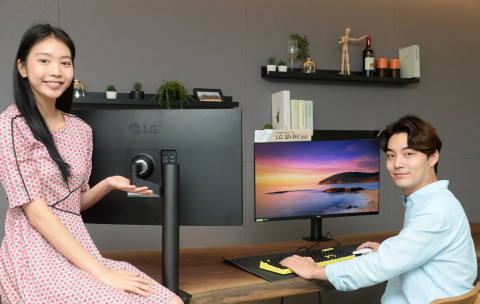 LG전자가 공간 활용도는 물론 사용자 편의성까지 대폭 강화한 ‘360’ 모니터 시리즈를 국내 시장에 출시한다