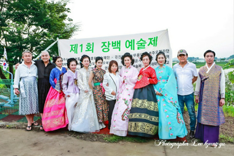 장백예술제 오프닝 행사이자 국내 최초로 열리는 ‘남성 치마 패션쇼’가 성황리에 마무리됐다